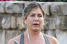 Jennifer Aniston Takes off Makeup, Doctors Have No Words