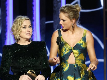 Amy Poehler Surprised Everyone When She Presented A Golden Globe With This Star